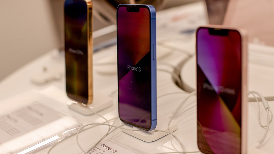 Gli ultimi modelli di iPhone sono in mostra allo Store di Mosca, in Russia, il 5 marzo 2022. Apple ha annunciato di aver smesso di vendere tutti i suoi prodotti in Russia.  (Photo by Sefa Karacan/Anadolu Agency via Getty Images)