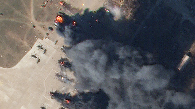 In una porzione ingrandita dell'immagine, si possono vedere elicotteri in fiamme. 