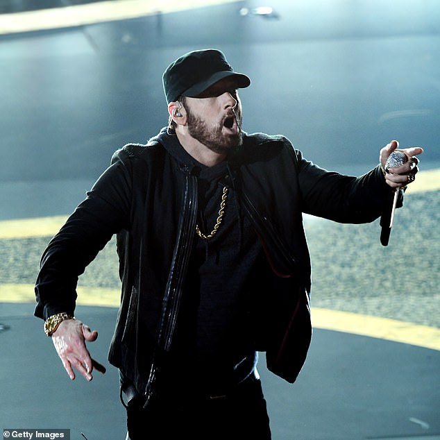 Recorder: Eminem ha fatto la storia quando ha ricevuto 73,5 milioni di nuove certificazioni dal Gold and Platinum Program, rendendolo l'artista musicale individuale più onorato nella storia della RIAA;  Ha assistito alla sua esibizione alla 92a edizione degli Academy Awards nel febbraio 2020