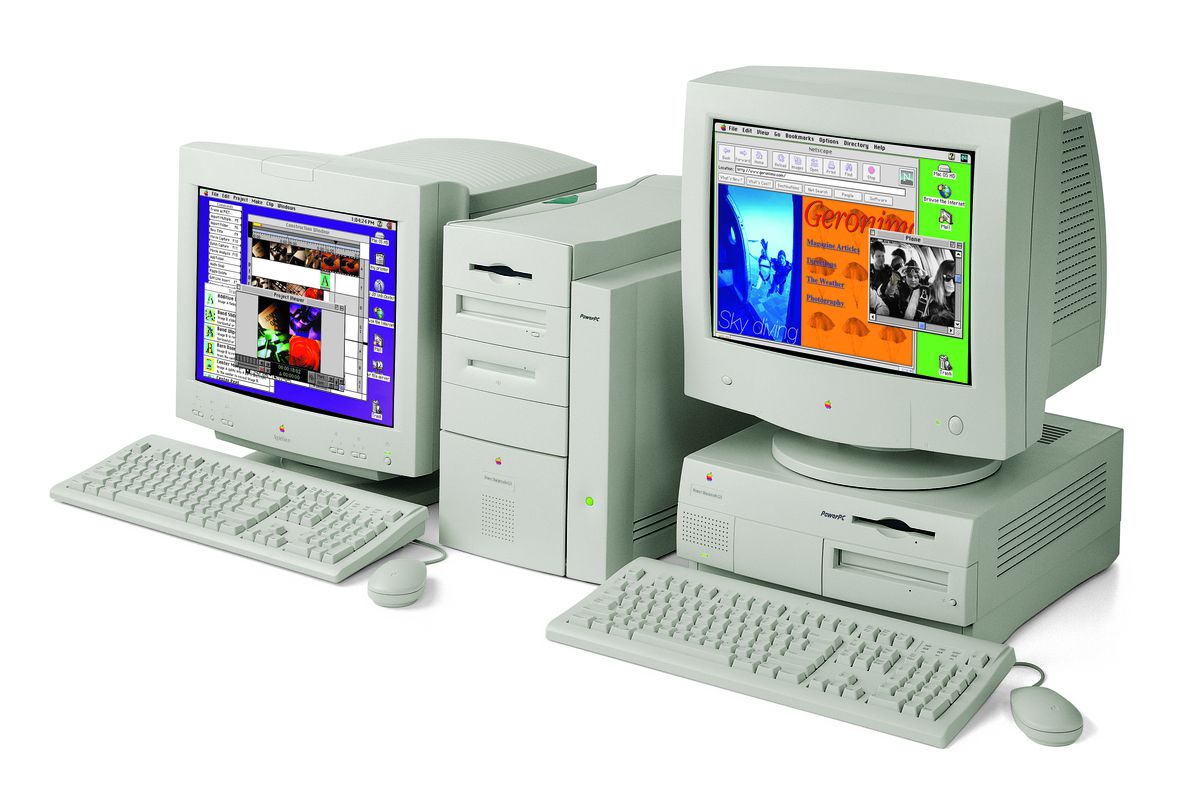 Computer desktop Power Macintosh G3 beige, uno a torre, l'altro a computer base, con grandi monitor CRT.